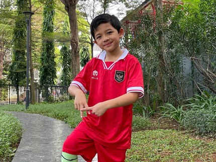 7 Potret Arsya Anak Ashanty dan Anang Jadi Pendamping Garuda Laga Indonesia vs Irak
