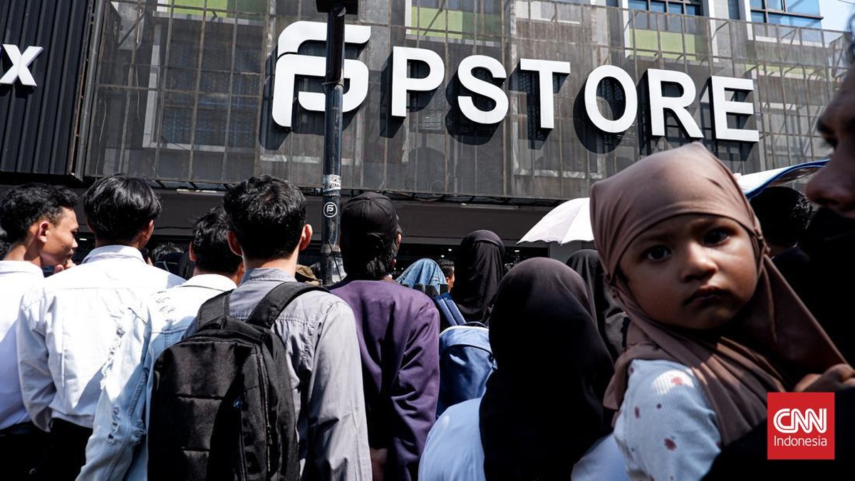 FOTO: Ratusan Pencari Kerja Berdesakan Kepincut Bonus Rp20 Juta-Umrah