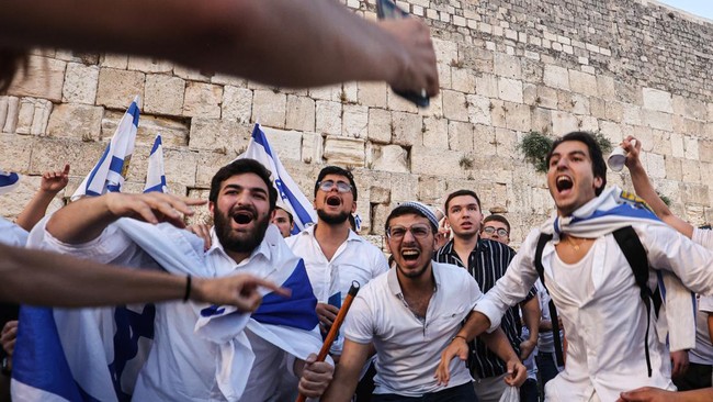 Ratusan aktivis Israel menyerbu halaman Masjid Al Aqsa di Yerusalem, Tepi Barat, Palestina, untuk menggelar ritual umat Yahudi, Talmud, pada Selasa (13/8).