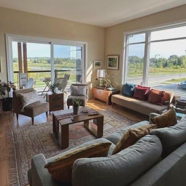 <p>Rumah minimalis modern ini memilik suasana yang super <em>cozy.</em> Tak hanya itu, bagian ruang keluarga aktris ini memiliki pemandangan yang sangat indah. (Foto: Instagram @cutmemey)</p>