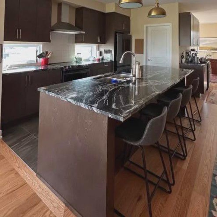 <p>Sementara itu, untuk bagian dapur Bunda dua anak ini terlihat modern dengan desain yang didominasi warna hitam. Membuatnya terlihat elegan, ya, Bunda. (Foto: Instagram @cutmemey)</p>