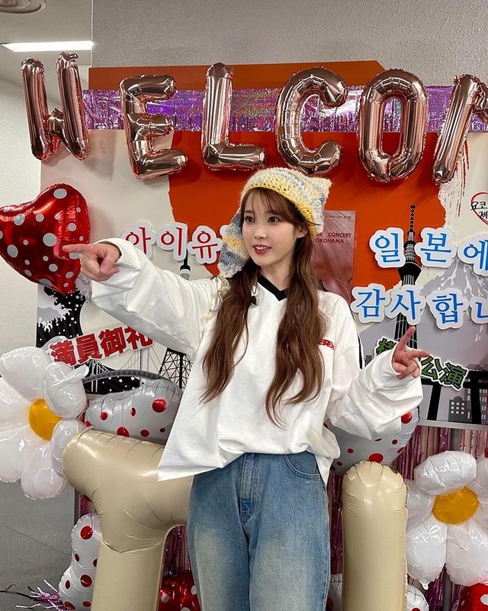 Saat konser di Yokohama beberapa waktu lalu, IU tampil minimalis dengan sweater putih serta celana jeans. Nah, outfit ini cocok banget untuk kamu yang memiliki tinggi badan mungil seperti IU./ Foto: instagram.com/dlwlrma