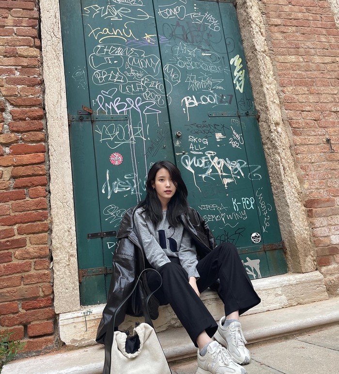 Satu lagi outfit kece untuk cewek mamba ala IU. Kombinasi celana, sweater dan jaket jeans ternyata juga cantik banget. Cocok nih, untuk dipakai liburan ke tempat-tempat dingin./ Foto: instagram.com/dlwlrma