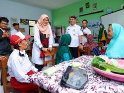 Bupati Ipuk Kagumi Semangat Mbah Ponari di Sekolah Lansia Banyuwangi