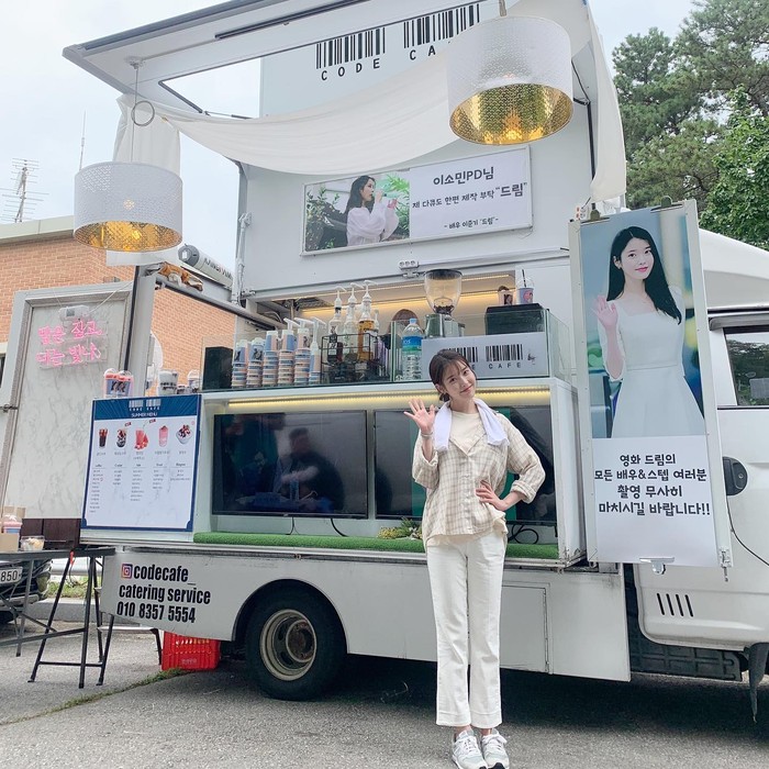 Tak hanya mini dress yang cantik, IU kerap memakai outfit simple saat konser. Salah satunya memakai kemeja flanel yang oversized./ Foto: instagram.com/dlwlrma