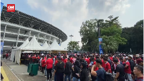 VIDEO: Antrean Suporter Timnas Indonesia Mengular di Luar SUGBK