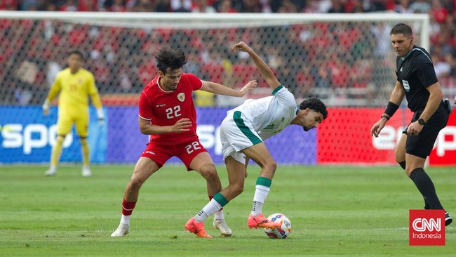 Indonesia kembali dihukum penalti setelah pada menit ke-72 kiper Ernando Ari menjegal Ali Jasim dalam duel di Stadion GBK, Kamis (6/6).