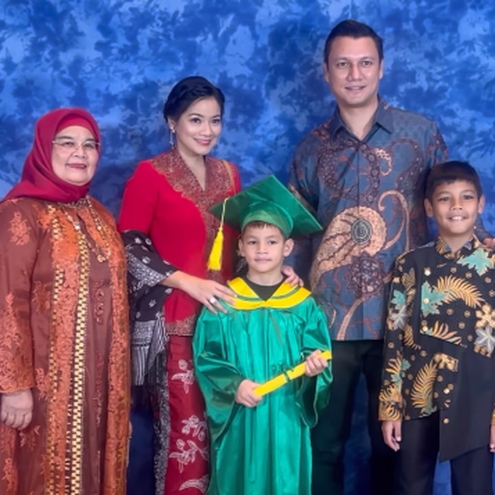 <p>Kai anak Titi Kamal baru saja lulus dari TK, Bunda. Bersama sang suami, Christian Sugioni, Titi mendampingi sang putra di hari wisudanya dengan kebaya merah. "Orang tua yang bangga. Yeayy selamat Kai lulus TK. Sangat bangga dengan kamu. Terima kasih Bu Lenny, semua guru dan staff di Kinderland Bonavista," tulis Titi dengan Bahasa Inggris. (Foto: Instagram: @titi_kamal)</p>