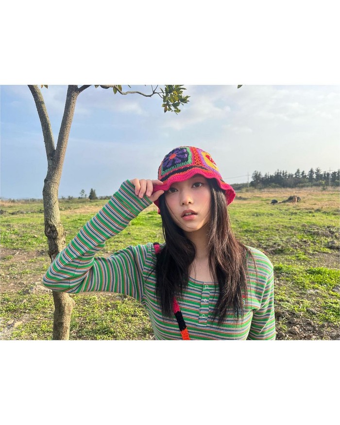 Topi rajut dengan warna cerah dan pola berani menjadi item yang tidak boleh dilewatkan di musim panas ini. Haerin NewJeans memadukan topi rajut colorful-nya dengan T-shirt bermotif warna-warni untuk menunjukkan jiwa playful./ Foto: Elle Korea