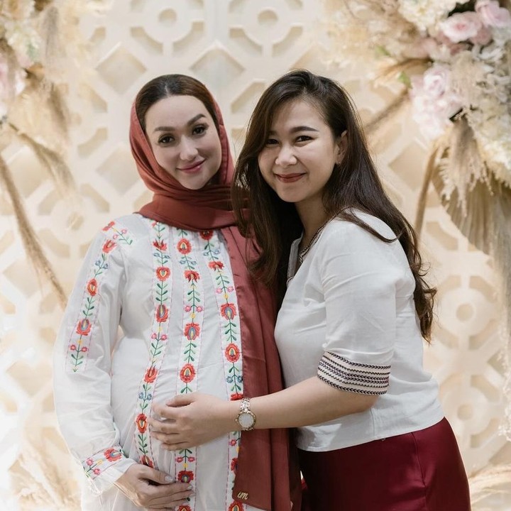 <p>Beberapa waktu yang lalu, Tengku Dewi sudah memberi tahu para penggemar bahwa calon anaknya akan berjenis kelamin perempuan. Sembari menantikan kelahiran sang anak, ia pun sempatkan menggelar tasyakuran kehamilan. (Foto: askar_photography by Instagram @tengkudewiputri_tdp)</p>
