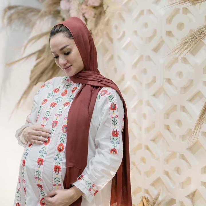 <p>Bunda, aktris Tengku Dewi Putri saat ini tengah menjalani kehamilan anak kedua. Tidak terasa, usia kehamilannya pun sudah mencapai tujuh bulan atau sudah memasuki trimester ketiga lho. Sebentar lagi, ia akan menjadi Bunda dua anak. (Foto: askar_photography by Instagram @tengkudewiputri_tdp)</p>