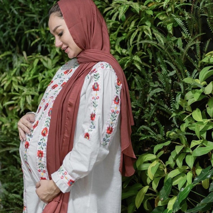 <p>Bunda, itulah potret Tengku Dewi Putri yang baru saja menggelar acara syukuran 7 bulan kehamilannya dengan para teman baiknya. Semoga, ibu hamil yang satu ini diberikan kesehatan hingga masa persalinan nanti ya. (Foto: askar_photography by Instagram @tengkudewiputri_tdp)</p>