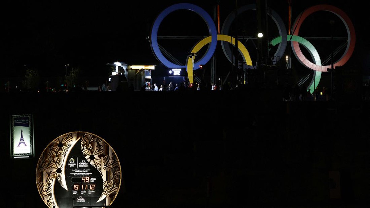 FOTO: Cincin Olimpiade Hiasi Menara Eiffel Paris