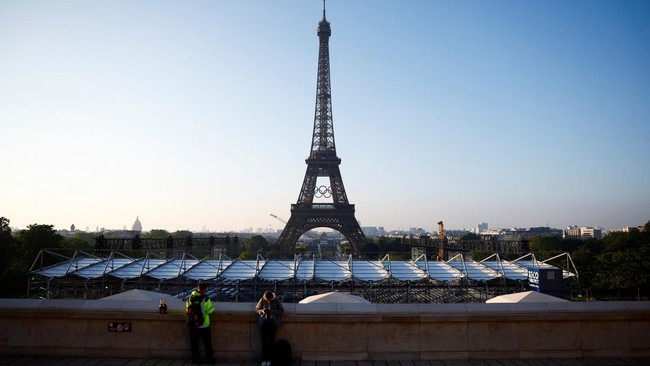 FOTO: Cincin Olimpiade Hiasi Menara Eiffel Paris