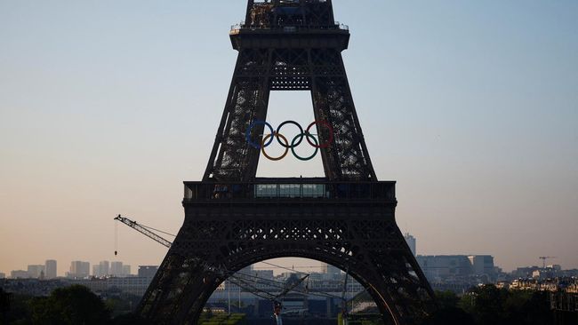 Pria yang memanjat Menara Eiffel Paris diidentifikasi sebagai pendaki profesional. Dia nekat memanjat monumen setinggi 330m tanpa peralatan apa pun.