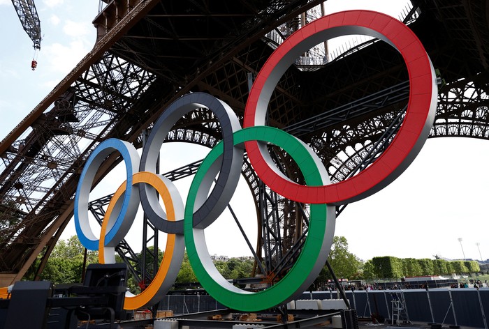 Paris 2024 Olympics - Olympic Rings - Eiffel Tower, Paris, France - June 6, 2024 The Olympic rings are pictured under the Eiffel Tower ahead of the Paris 2024 Olympics REUTERS/Abdul Saboor