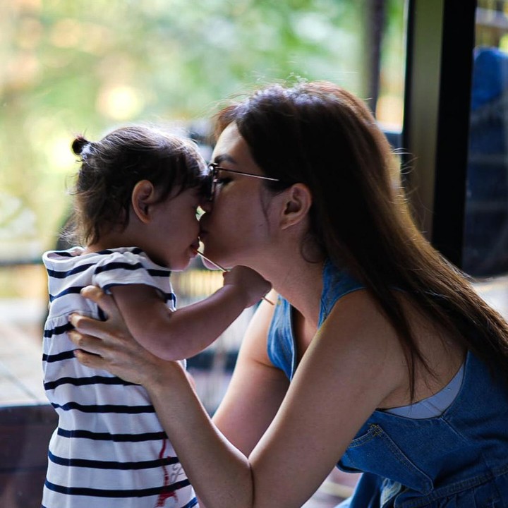 <p>Dalam jepretan foto Ello, Cindy yang sedang hamil tampak menikmati momen manis bersama Dunia Tahitoe.<em> So sweet!</em> (Foto: Instagram @marcello_tahitoe)</p>