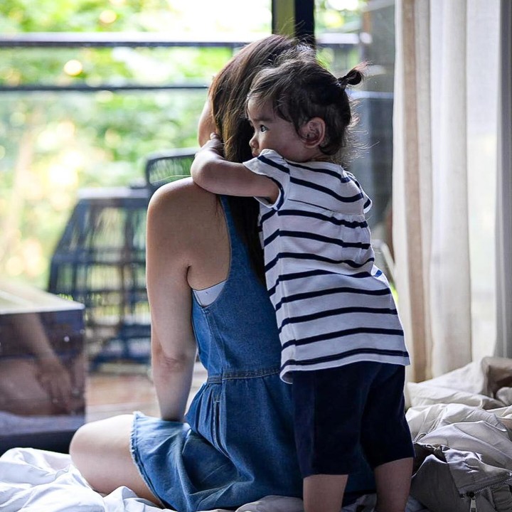 <p>Kini tengah menantikan anak kedua, Cindy dan Ello semakin gemar menghabiskan waktu bertiga bersama putri sulungnya. Belum lama ini, Ello memotret putri dan istrinya dengan memakai kamera profesional di rumah. (Foto: Instagram @marcello_tahitoe)</p>