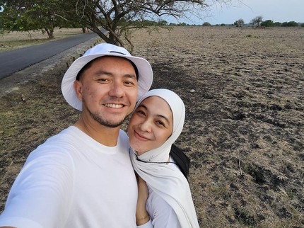 7 Potret Harmonis Dian Ayu Lestari dan Omesh 12 Tahun Menikah, Jauh dari Gosip Miring