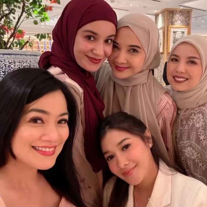 <p>Pada pertemuan tersebut, ternyata mereka juga menyambut anggota baru yang datang dari kalangan artis juga. Mereka adalah Naysila Mirdad, Nisya Ahmad, dan Syahnaz. (Foto: Instagram@titi_kamall)</p>
