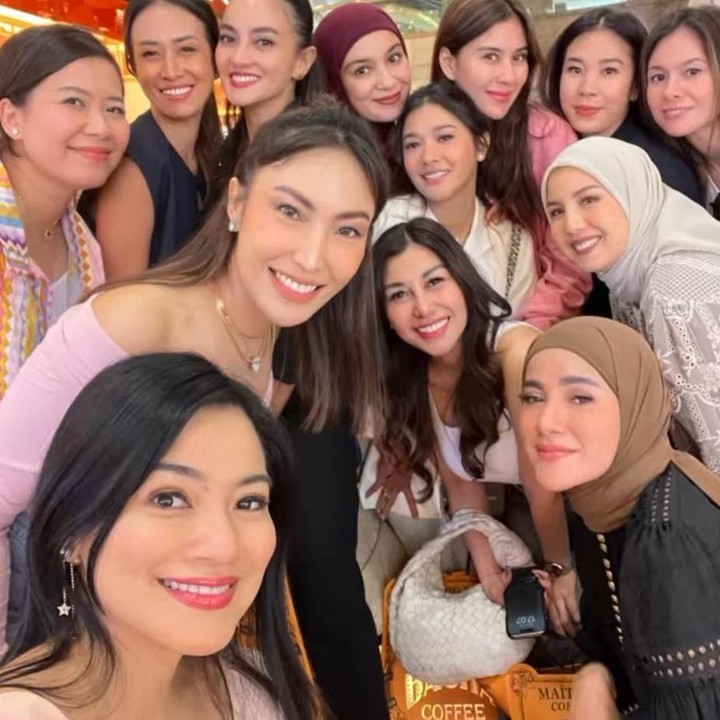<p>Pengumuman anggota baru itu diumumkan langsung oleh Titi Kamal lewat unggahan terbarunya. "Sayang2ku Cendol. Thanks for invitation madam <em>@ollaramlan</em> sayang. <em>Welcome to</em> geng Cendol<em> @naymirdad @nissyaa @syahnazs</em>," tulisnya, dikutip dari laman <em>Instagram@titi_kamall,</em> Jumat (7/6/2024). (Foto: Instagram@titi_kamall)</p>