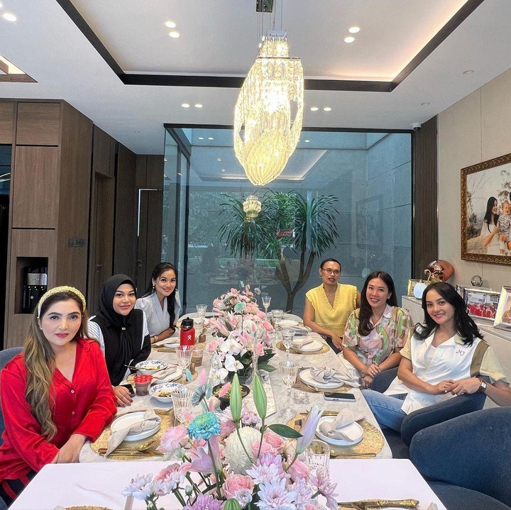 <p>Salah satu perkumpulan arisan mewah yang menjadi sorotan di kalangan selebriti adalah Geng Cendol. Selain gaya arisannya yang mewah, profesi setiap anggotanya pun tak main-main. (Foto: Instagram@titi_kamall)</p>