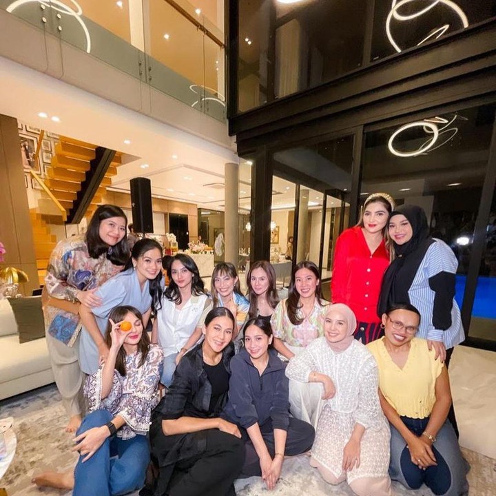 <p>Arisan mewah kerap menjadi tren di kalangan sosialita, termasuk para selebriti Tanah Air. Banyak dari mereka yang menggelar arisan dengan nilai iuran yang terbilang fantastis setiap bulannya, Bunda. (Foto: Instagram@titi_kamall)</p>