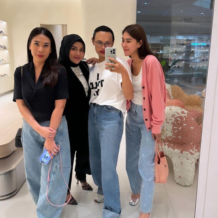 <p>Marlene Hariman sebagai<em> Make Up Artist</em> (MUA) ternama hingga Wanda Hara yang dikenal sebagai<em> fashion stylist</em> juga bergabung dengan geng ini, lho, Bunda. (Foto: Instagram@wanda_haraa)</p>