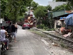 Nyesek Banget! Parkir di Tengah Jalan, Hyundai Creta Tertabrak Kereta