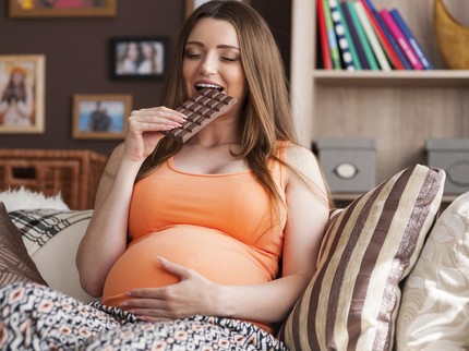 Gemar Ngemil Malam Hari Sebabkan Bunda Berisiko Alami Depresi Postpartum