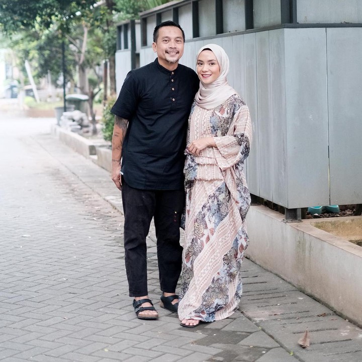 <p>Beruntung, saat ini Enno Lerian berhasil bangkit dan memperbaiki hidupnya. Enno yang semula merupakan <em>generasi sandwich</em> yang tidak pernah patah semangat. Ia juga bahagia menjalani rumah tangga bersama Priambodo selama 12 tahun. (Foto: Instagram @ennolerian_)<em></em></p>
