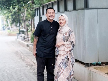 Pernah Hidup Susah, Intip 7 Potret Terbaru Enno Lerian Bareng Suami & Anak-Anaknya