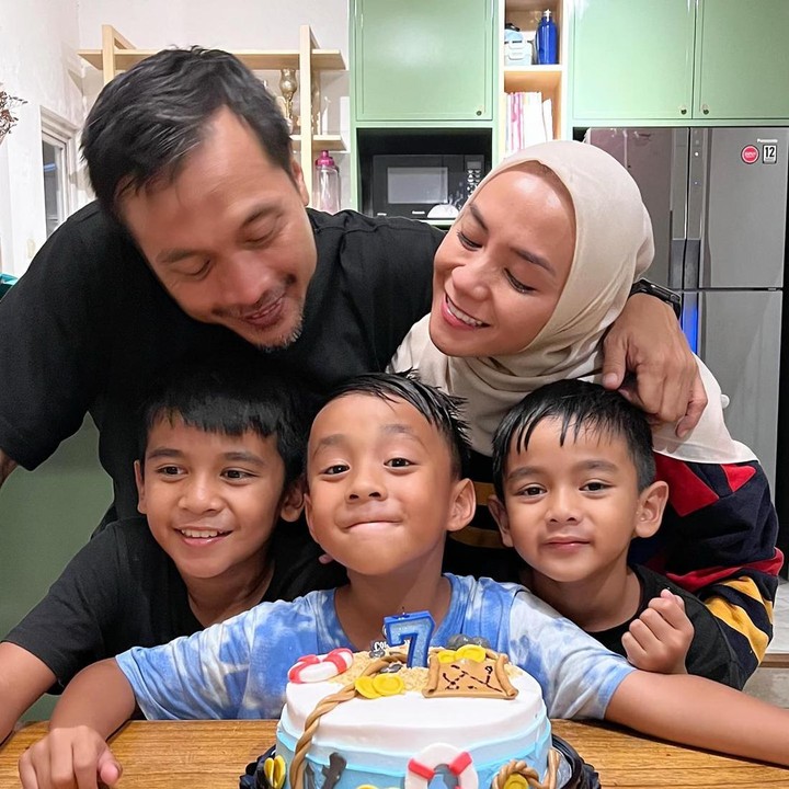 <p>Kini, Enno dan suami sudah hidup mapan dan bisa membahagiakan anak. Mereka sering mengajak anak-anaknya pergi berlibur ke luar negeri saat memiliki kesempatan. (Foto: Instagram @ennolerian_)</p>