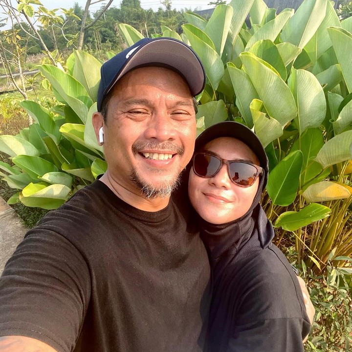 <p>"Aku sama suami pernah dalam kondisi enggak punya apa-apa. Di Bandung dulu ngontrak, dan jadikan kardus sebagai lemari tetap seperti itu," ia bercerita lewat unggahan TikTok <em>@ennolerian08</em> . (Foto: Instagram @ennolerian_)</p>