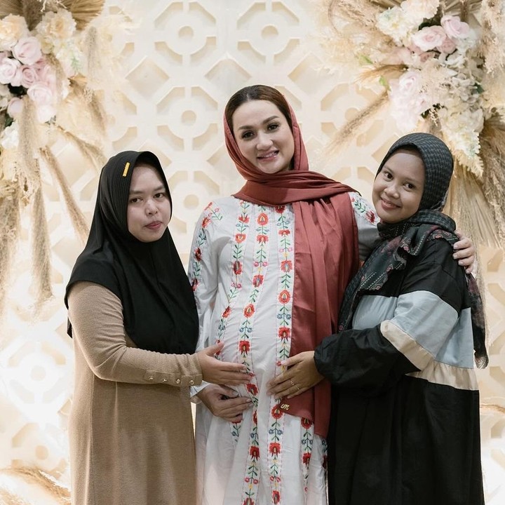 <p>Kini, Tengku Dewi sadar bahwa alasan mengapa surga berada di bawah telapak kaki ibu adalah karena seorang Bunda akan selalu rela berkorban dan menahan getirnya kehidupan demi melihat sang anak merasakan kebahagiaan. (Foto: askar_photography by Instagram @tengkudewiputri_tdp)</p>