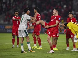 Canda Justin Hubner Tendang Dada Ali Jasim
