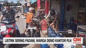 VIDEO: Listrik Sering Padam, Warga Demo Kantor PLN