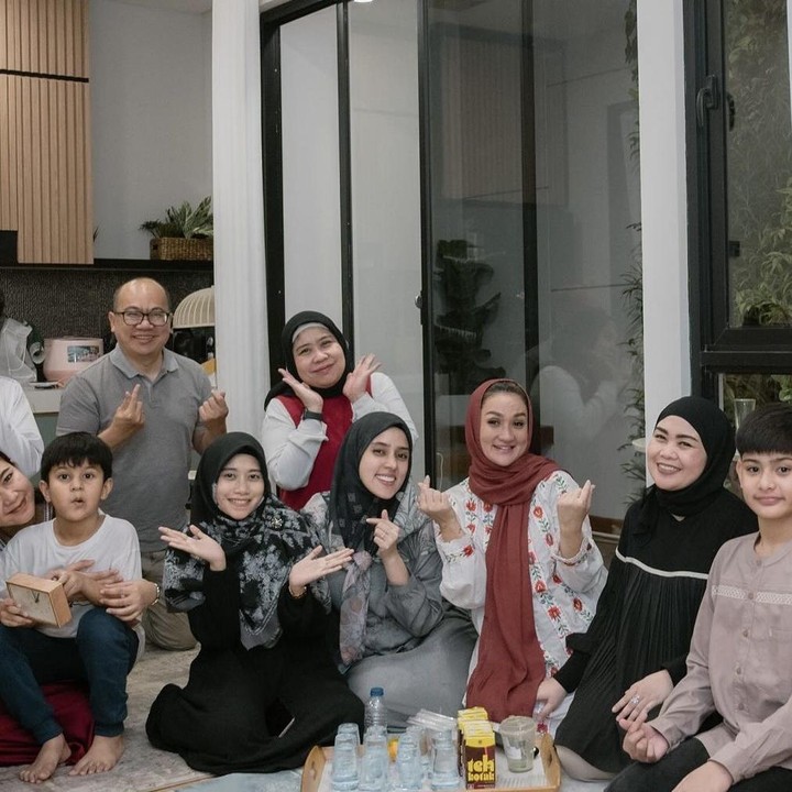 <p>Melalui akun Instagram pribadinya, Tengku Dewi membagikan momen saat ia tengah melakukan acara tasyakuran tersebut. Meski tidak didampingi oleh sang suami, Andrew Andika, ibu hamil yang satu ini ditemani oleh para teman baiknya. (Foto: askar_photography by Instagram @tengkudewiputri_tdp)</p>