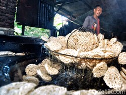 Di Balik Renyahnya, UMKM Kerupuk Surabaya Ini Bertahan Sejak 1986