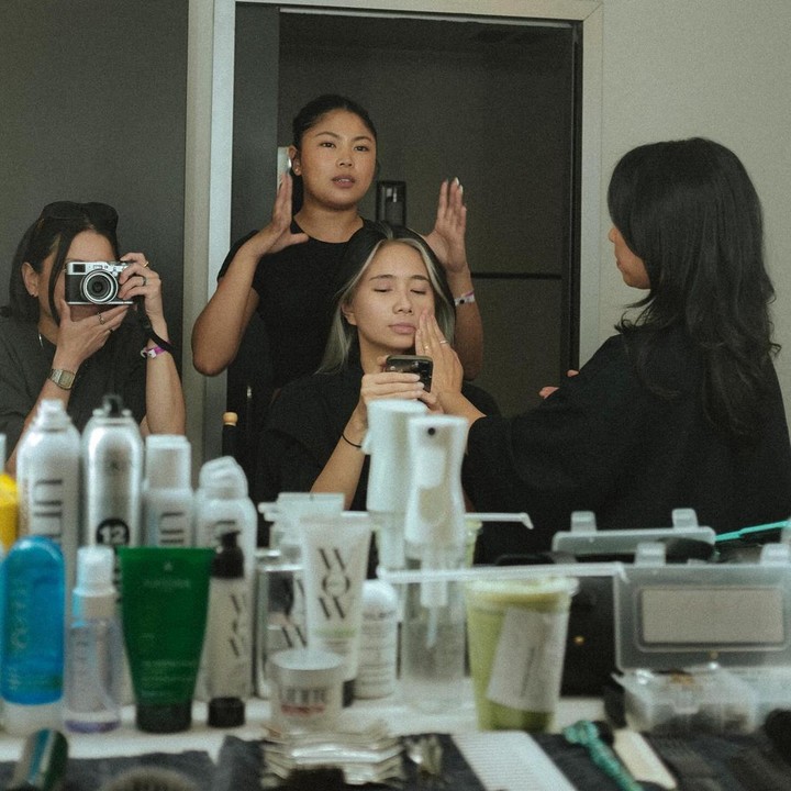 <p>Niki Zefanya juga membagikan potret dirinya yang sedang sibuk didandani oleh para MUA dan <em>stylist.</em> (Foto: Instagram @nikizefanya)</p>