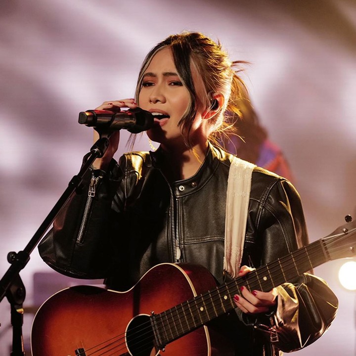 <p>Penampilan Niki Zefanya saat membawakan lagu terbarunya yang berjudul <em>Too Much of a Good Thing</em> langsung menjadi sorotan netizen. "Wow Niki, bangga banget!" kata akun @dewie******** "Artis Indonesia pertama yang tampil di <em>Jimmy Kimmel Live</em>, menyala Niki!" ucap @thisisser***** (Foto: Instagram @nikizefanya)</p>