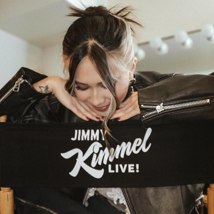 <p>Lewat media sosial, Niki sempat membagikan potret dirinya ketika sedang bersiap tampil di acara<em> Jimmy Kimmel Live</em>. Ia terlihat sangat bangga ya, Bunda? (Foto: Instagram @nikizefanya)</p>