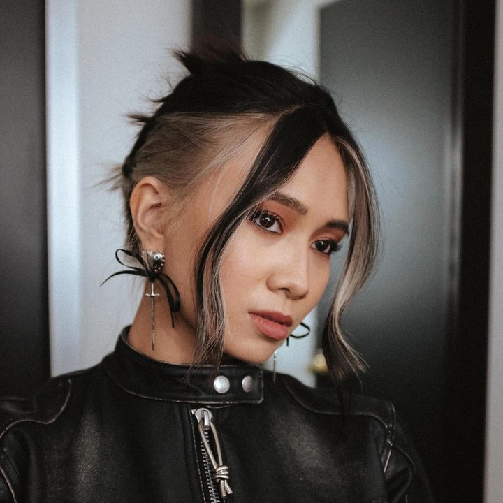 <p>Perempuan yang dikenal dengan nama panggung NIKI ini lahir di Jakarta, 24 Januari 1999. Saat ini, Niki telah melahirkan berbagai karya lagu populer seperti <em>Backburner, Keeping Tabs,</em> dan <em>Lowkey.</em> (Foto: Instagram @nikizefanya)</p>