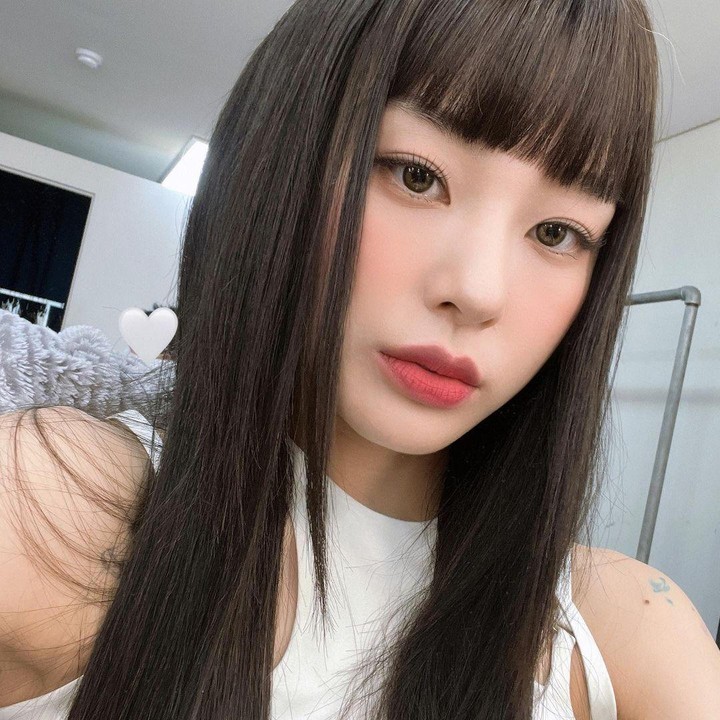 <p>Pantas saja gen MZ Korea memilihnya sebagai artis dengan <em>makeup</em> paling hit dan trendi. NOZE terlihat cantik dengan riasan berwarna pink merona di kulitnya yang putih itu. (Foto: Instagram @nozeworld)</p>