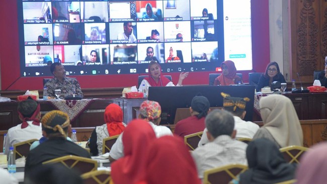 Mbak Ita, panggilan Wali Kota Semarang, meminta jajaran Pemkot agar memperkuat sinergi di tengah situasi deflasi yang terjadi di ibu kota Jawa Tengah.