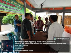 Polri Dampingi Kemensos Salurkan Bansos di Lamongan agar Tepat Sasaran