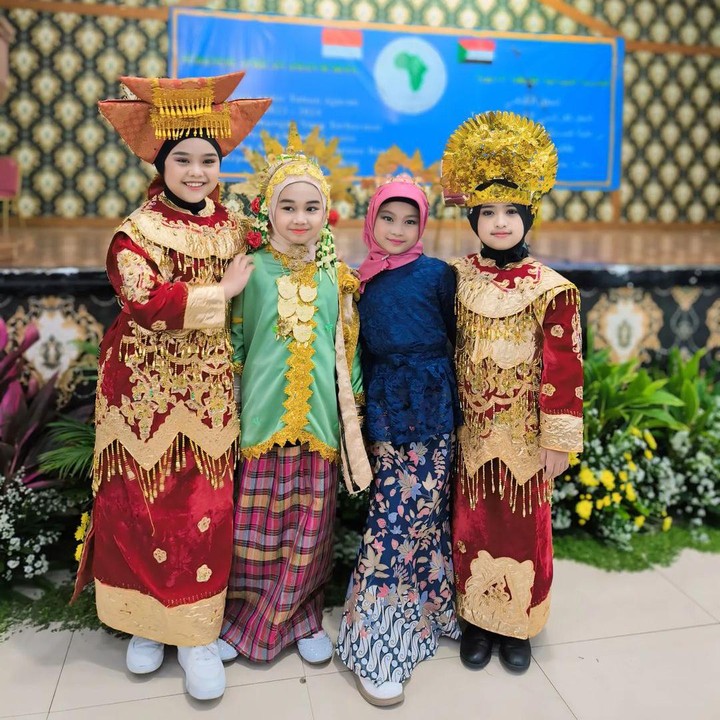 <p>Banyak netizen yang menyebut Maryam terlihat semakin cantik mengenakan pakaian adat dari Sumatera Barat ini, Bunda. Bahkan, ada yang mengatakan Maryam sangat 'manglingin', lho. (Foto: Instagram: @maryam_nusaibah_abdullah)</p>