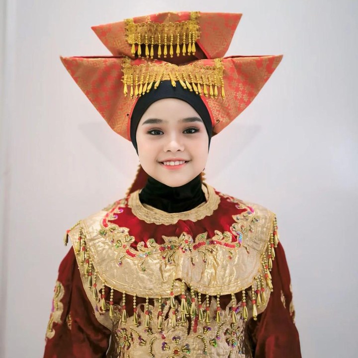 <p>Melalui laman Instagram-nya, Maryam terlihat membagikan berbagai kegiatannya ketika berada di sekolah. Tidak hanya mengaji, ia juga mengikuti parade dengan pakaian adat, lho. (Foto: Instagram: @maryam_nusaibah_abdullah)</p>