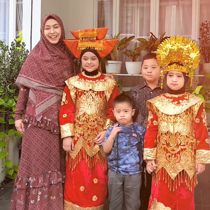 <p>"<em>MasyaAllah</em> ini pakaian adatku Minangkabau, Maryam. Jadi tambah cantik sekali," ungkap seorang netizen dengan emotikon hati. "<em>MasyaAllah</em>, manglingin kamu kakak," kata yang lainnya. (Foto: Instagram: @maryam_nusaibah_abdullah)</p>