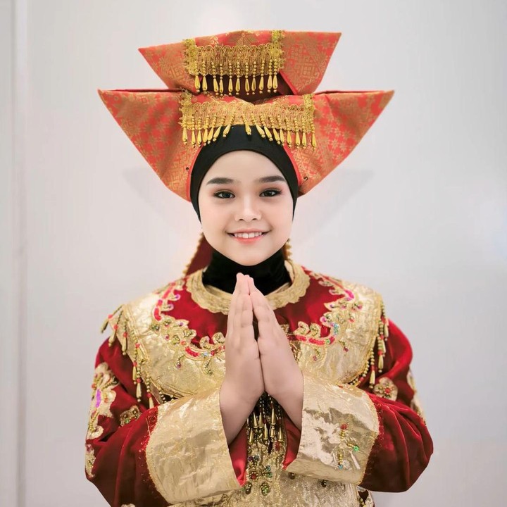 <p>Maryam terlihat cantik mengenakan pakaian adat asal suku Minangkabau. Ia terlihat menawan dengan aksesoris tingkuluak tanduak khas ranah Minang yang dipakai di atas kepala. (Foto: Instagram: @maryam_nusaibah_abdullah)</p>